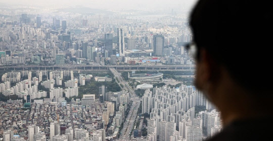 서울 송파구 잠실 롯데월드타워 '서울스카이' 전망대에서 바라본 송파와 강남 일대 아파트 단지. <연합뉴스>